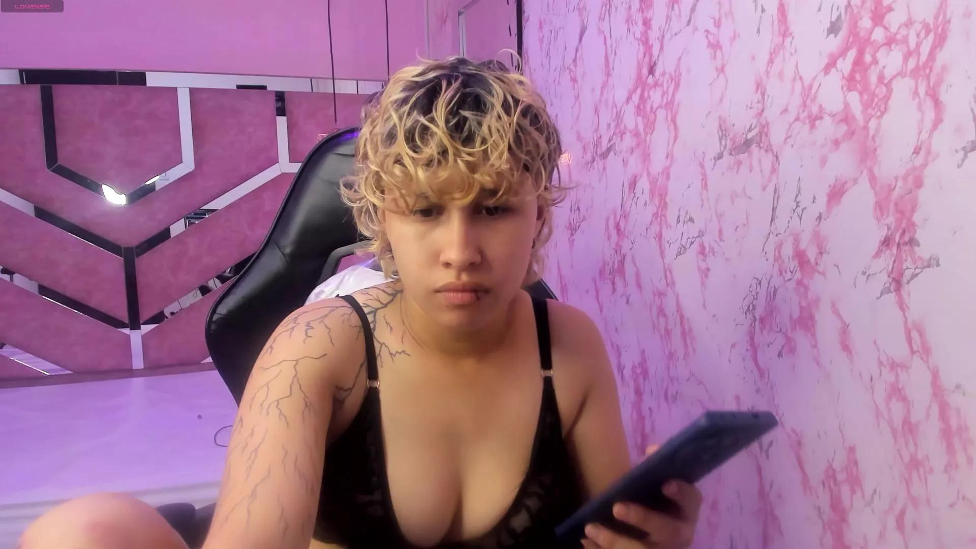TaylorLeeh on Cam4 