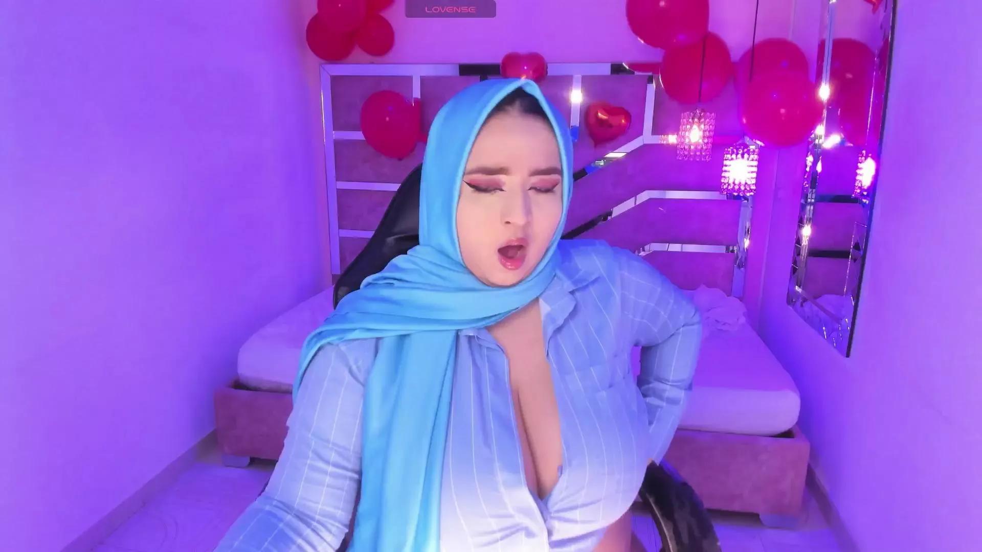 ThanaHaluff on Cam4 