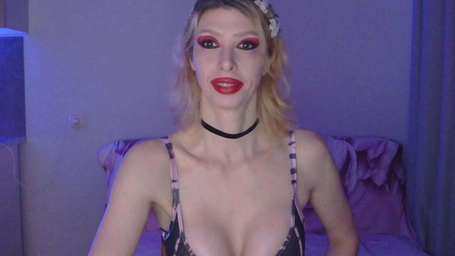 Whitequeen88 on Cam4 
