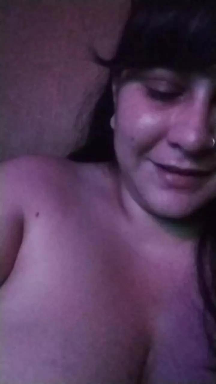 WineBee on Cam4 