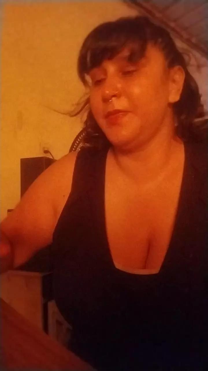 WineBee on Cam4 