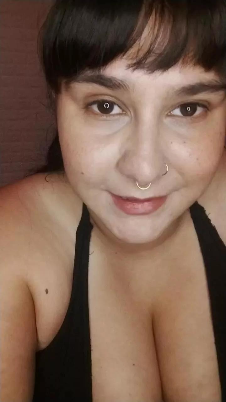 WineBee on Cam4 