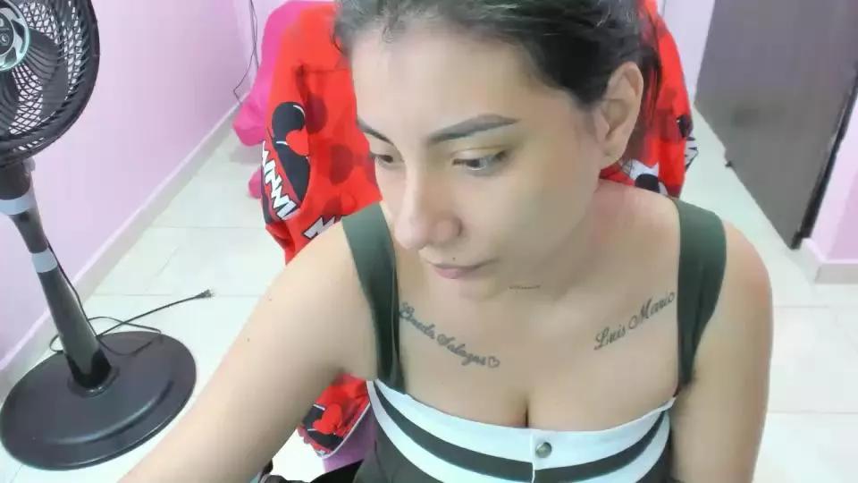 YHEVENIA_DIRTY on Cam4 