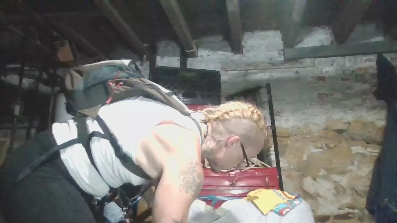 Zombieloser22 on Cam4 