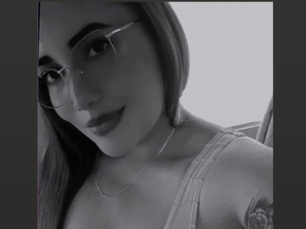 Explore sexy performer AlizWolf AlizWolf from LiveJasmin