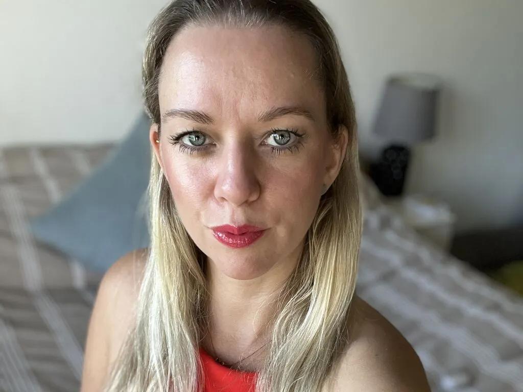 Discover 38 years old AmindaRobin from LiveJasmin AmindaRobin from LiveJasmin