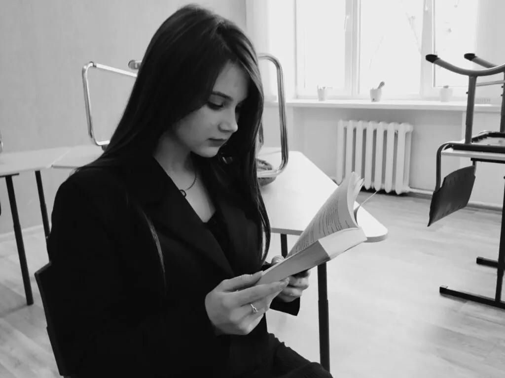 Masturbate to cute performer EnricaElis EnricaElis from LiveJasmin