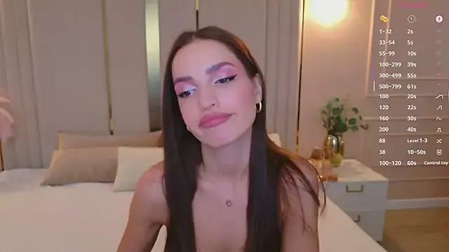 BellaHalles on StripChat 