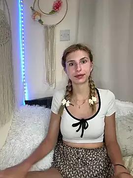 emma05 on StripChat 