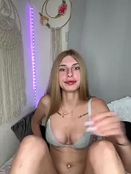 emma05 on StripChat 