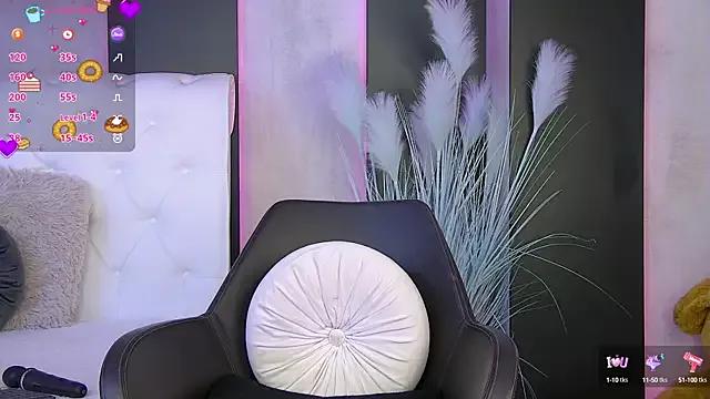 EmmaWil on StripChat 