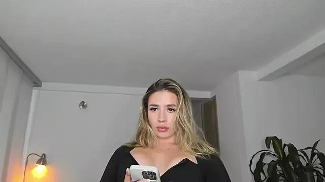 Freechat honeyann08 on StripChat