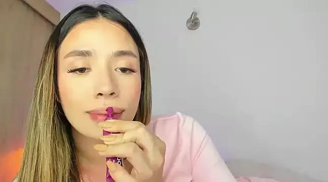 Freechat honeyann08 on StripChat