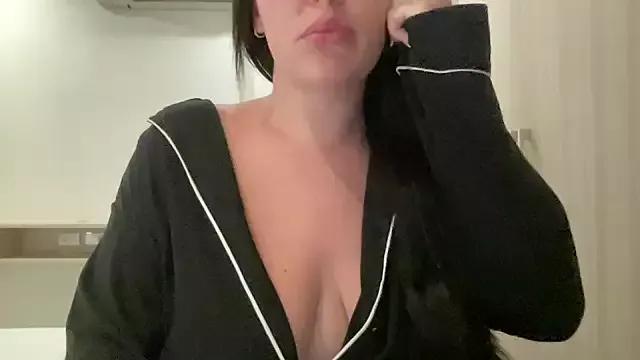 LillyUK on StripChat 