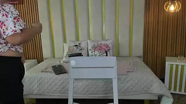 Freechat love_mommy on StripChat