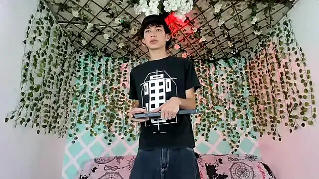 Maxxi_hot23 on StripChat 