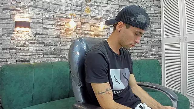 mike_whitee on StripChat 