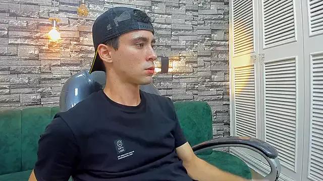mike_whitee on StripChat 