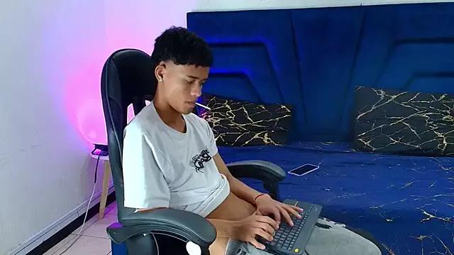 NINETEEN_B on StripChat 