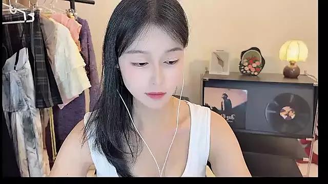 Freechat Onechestnut on StripChat