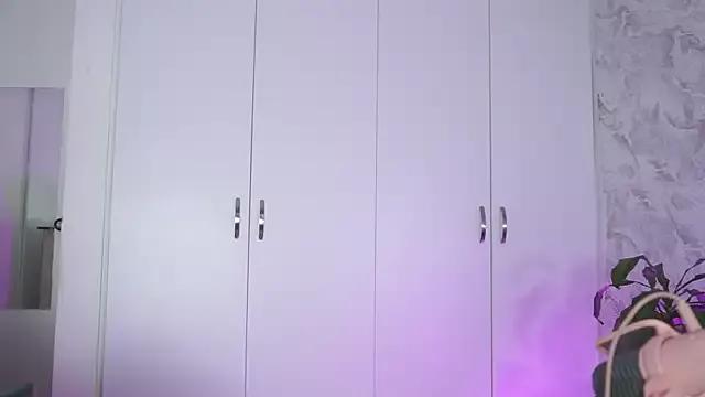 Freechat roselinedior on StripChat