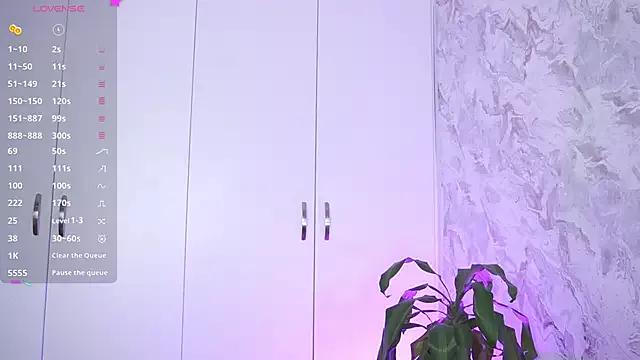 Freechat roselinedior on StripChat