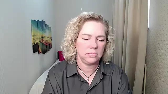 unsual_milf on StripChat 